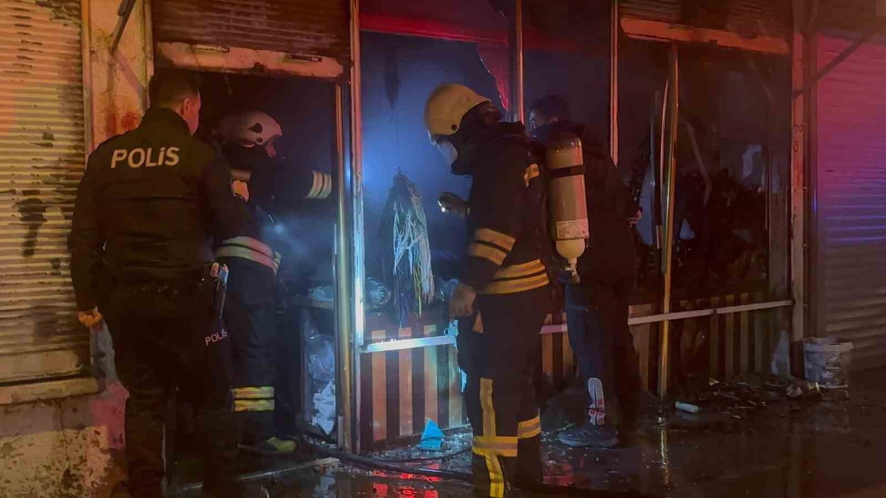 ERZİNCAN’DA GECE YARISI YANGIN PANİĞİ: ÇANTACI DÜKKÂNI KÜLE DÖNDÜ