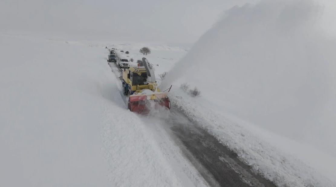 ERZİNCAN’DA KAR VE TİPİ: 328 KÖY YOLU ULAŞIMA KAPANDI