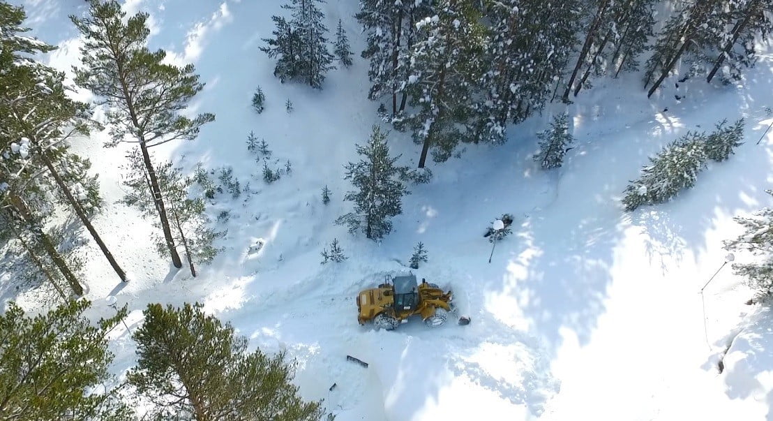 ERZİNCAN’DA KAR VE TİPİDEN KAPANAN 213 KÖY YOLUNDA ÇALIŞMALAR SÜRÜYOR