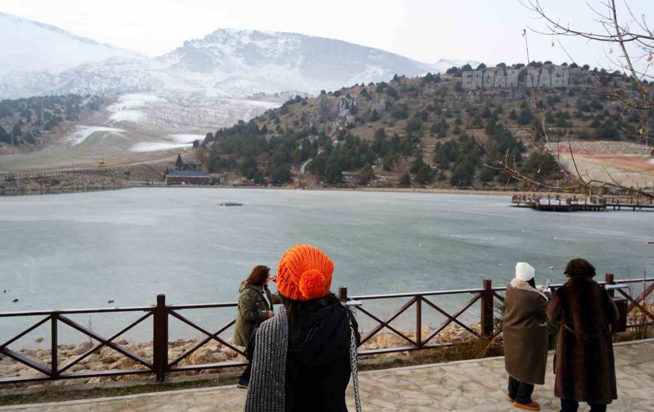 ERZİNCAN’DA SOĞUK HAVANIN ETKİSİYLE ERGAN DAĞI’NDA BULUNAN ARDIÇLI GÖLÜ’NÜN YÜZEYİ BUZLA KAPLANDI...