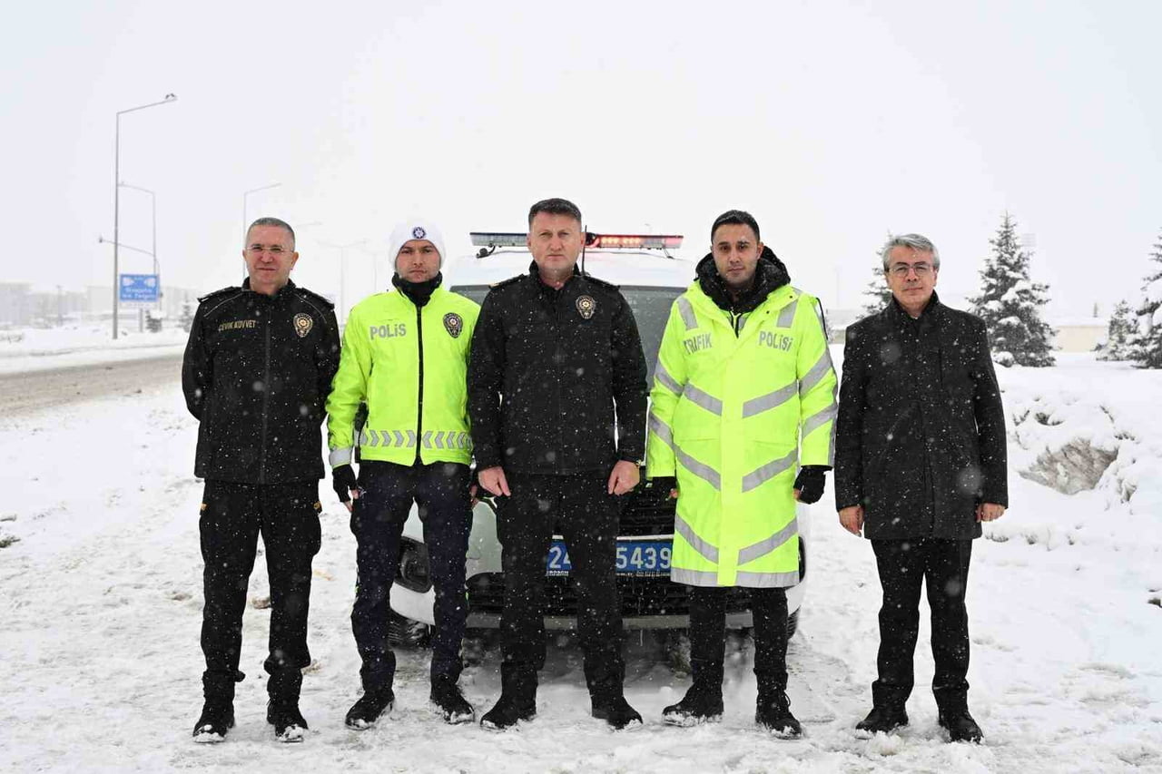 ERZİNCAN İL EMNİYET MÜDÜRÜ ZAFER BAYBABA, KENTTE ETKİLİ OLAN KAR YAĞIŞI ALTINDA ZORLU ŞARTLARDA...