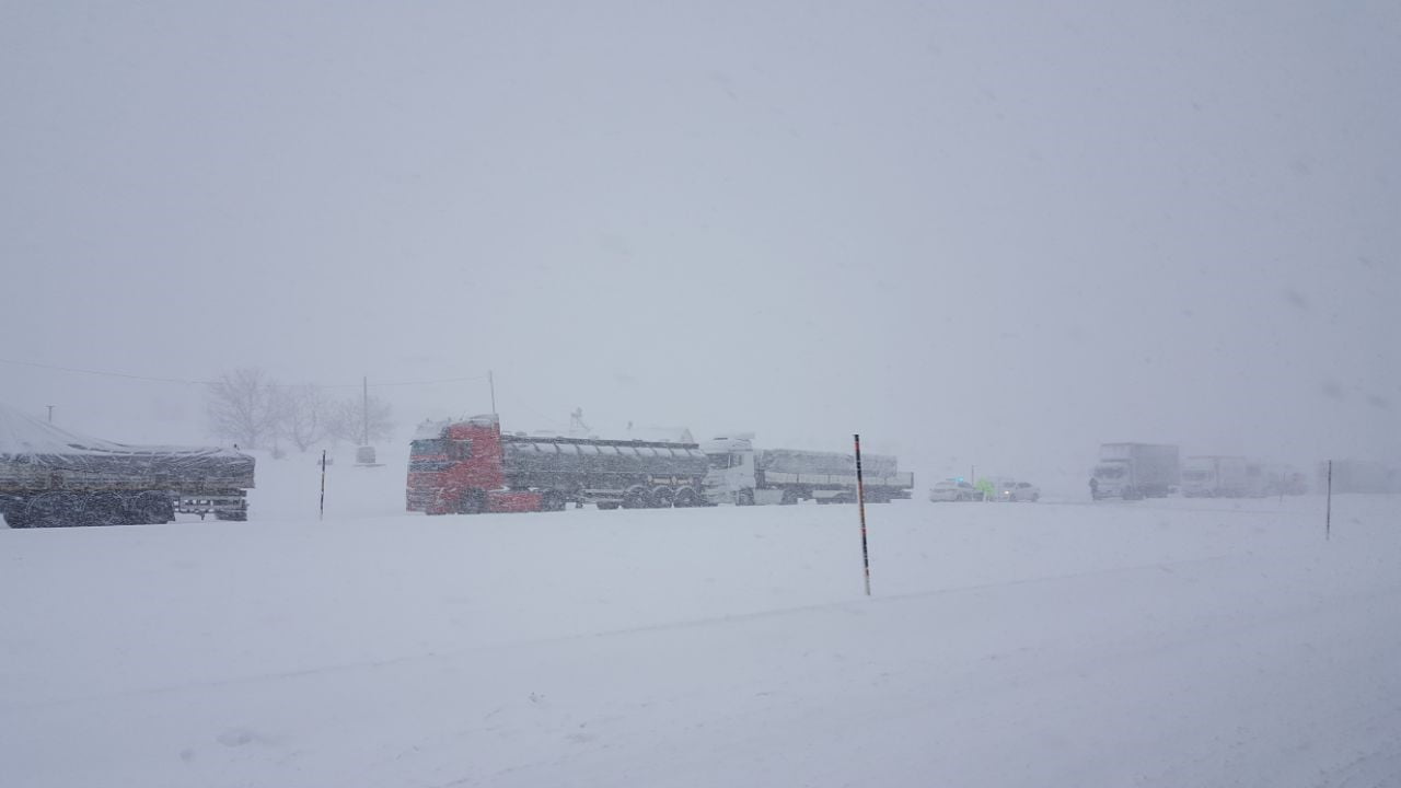 ERZİNCAN-KEMALİYE KARAYOLU AĞIR TONAJLI ARAÇLARA KAPATILDI