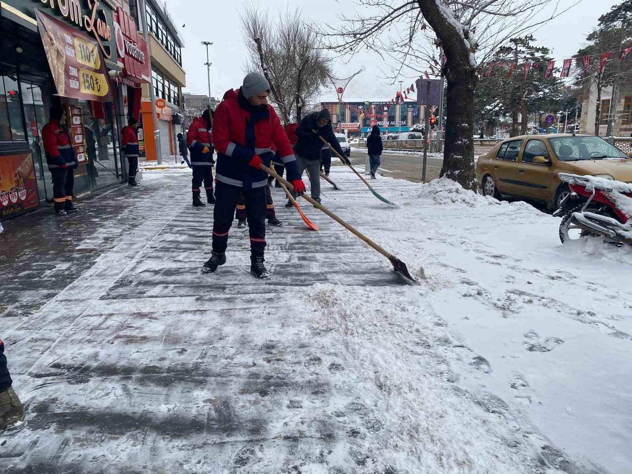 ERZİNCAN KENT MERKEZİNDE KARLA MÜCADELE ÇALIŞMALARI SÜRÜYOR