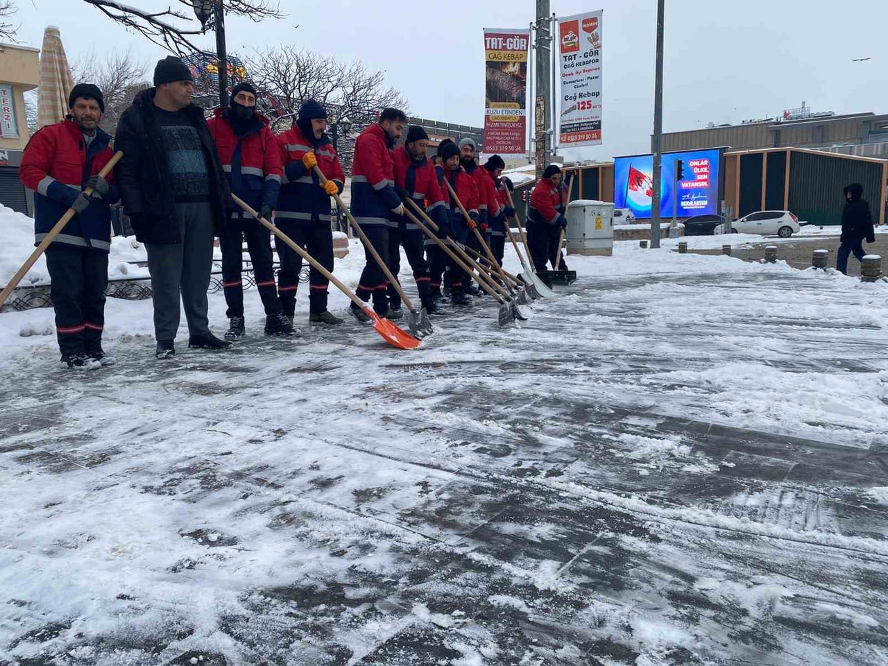 ERZİNCAN KENT MERKEZİNDE KARLA MÜCADELE ÇALIŞMALARI SÜRÜYOR