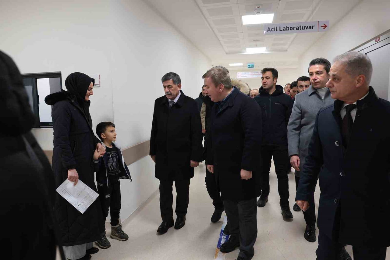 ERZİNCAN VALİSİ HAMZA AYDOĞDU, YILBAŞI GECESİ MENGÜCEK GAZİ EĞİTİM VE ARAŞTIRMA HASTANESİ ACİL...