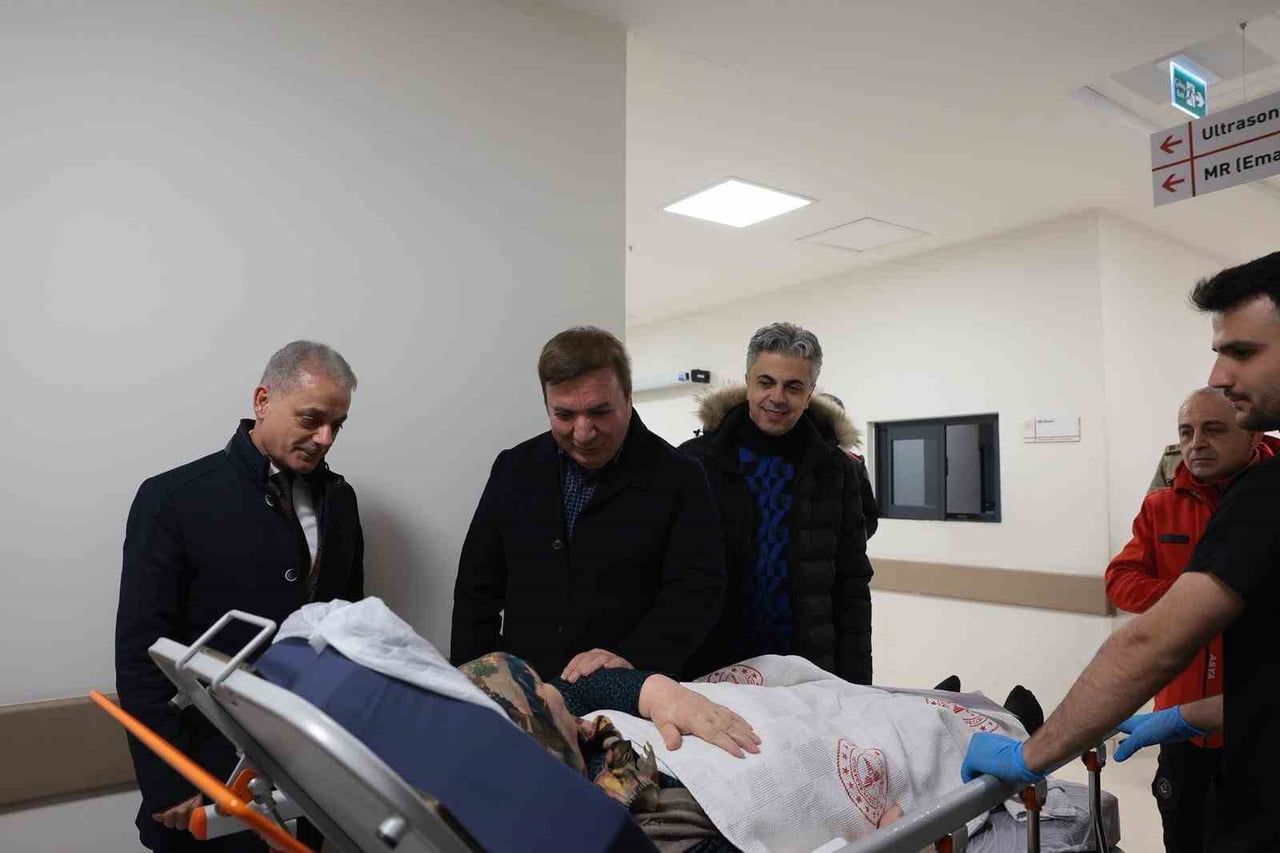 ERZİNCAN VALİSİ HAMZA AYDOĞDU, YILBAŞI GECESİ MENGÜCEK GAZİ EĞİTİM VE ARAŞTIRMA HASTANESİ ACİL...