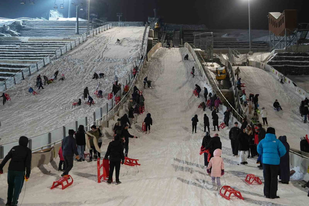 ERZURUM'DA DEVAM EDEN KAR YAĞIŞI EĞLENCELİ ANLARI DA BERABERİNDE GETİRİYOR. TÜRKİYE'DE TEK OLMA...
