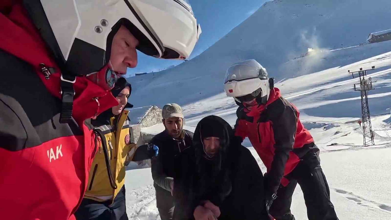 ERZURUM'DA JANDARMA EKİPLERİ  KALP KRİZİ GEÇİREN VATANDAŞ İÇİN JAK TİMLERİNİ HAREKETE...