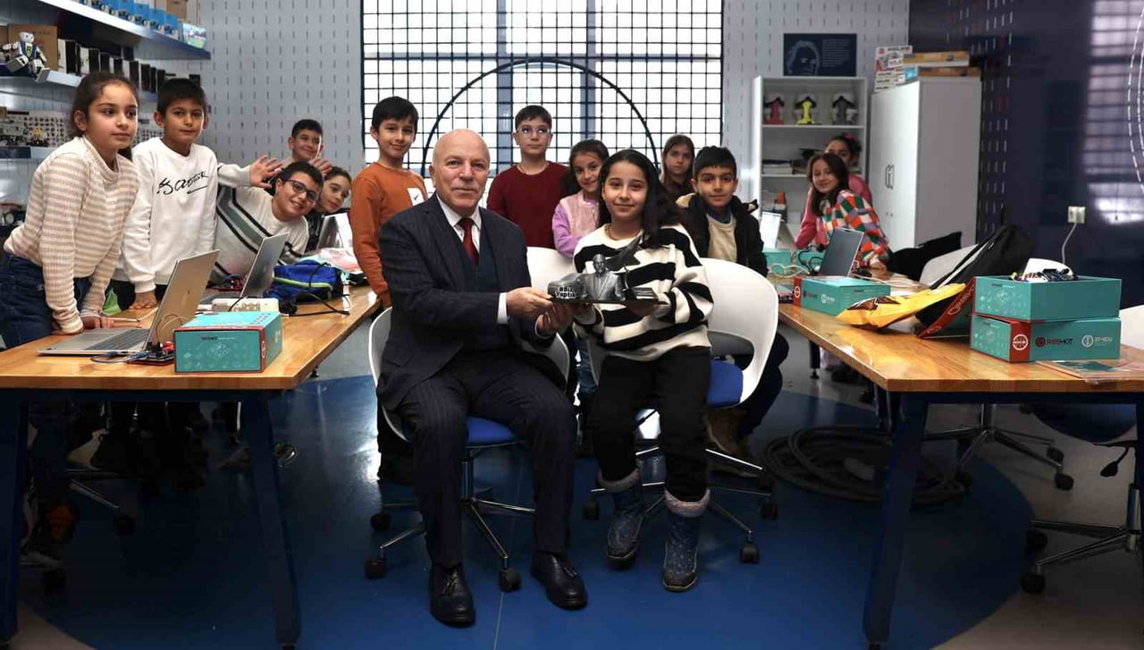 ERZURUM BÜYÜKŞEHİR BELEDİYE BAŞKANI MEHMET SEKMEN, BİLİM ERZURUM’U ZİYARET EDEREK YÜRÜTÜLEN EĞİTİM...