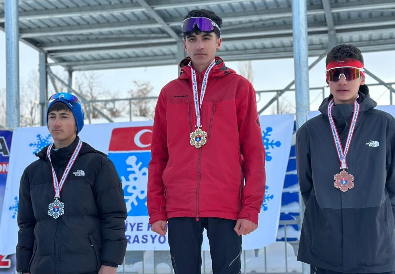 ERZURUM’DA DÜZENLENEN KAYAKLI KOŞU ŞAMPİYONASI ELEME YARIŞLARINDA HAKKARİLİ SPORCULAR 22 MADALYA...