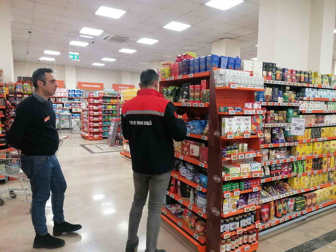 ERZURUM’DA GIDA SATIŞI YAPAN İŞLETMELERE YÖNELİK DENETİMLER TÜM HIZIYLA SÜRDÜRÜLÜYOR.