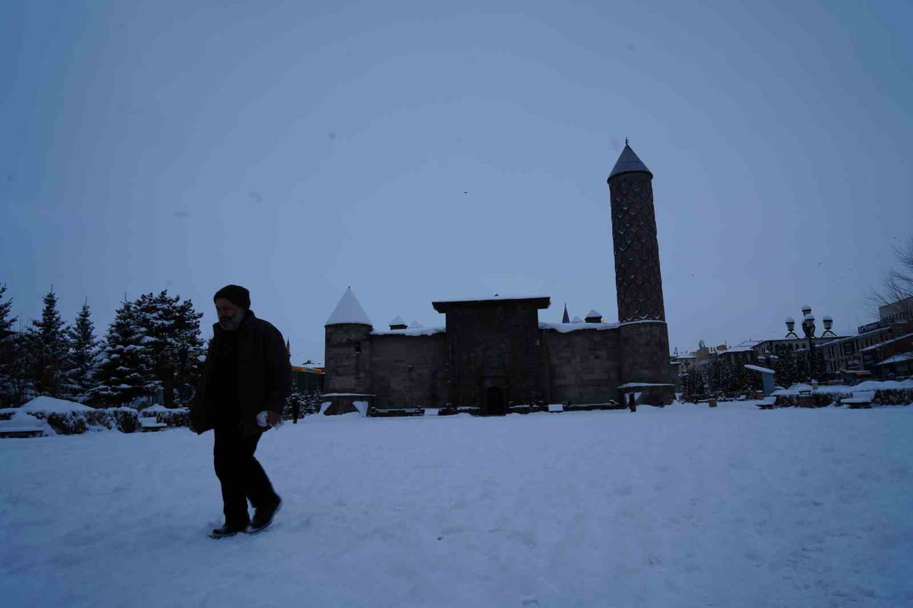 ERZURUM’DA KAR VE KIŞ HAYATI OLUMSUZ ETKİLEMEYE EDİYOR. 690 MAHALLENİN YOLU KAR NEDENİYLE ULAŞIMA ...