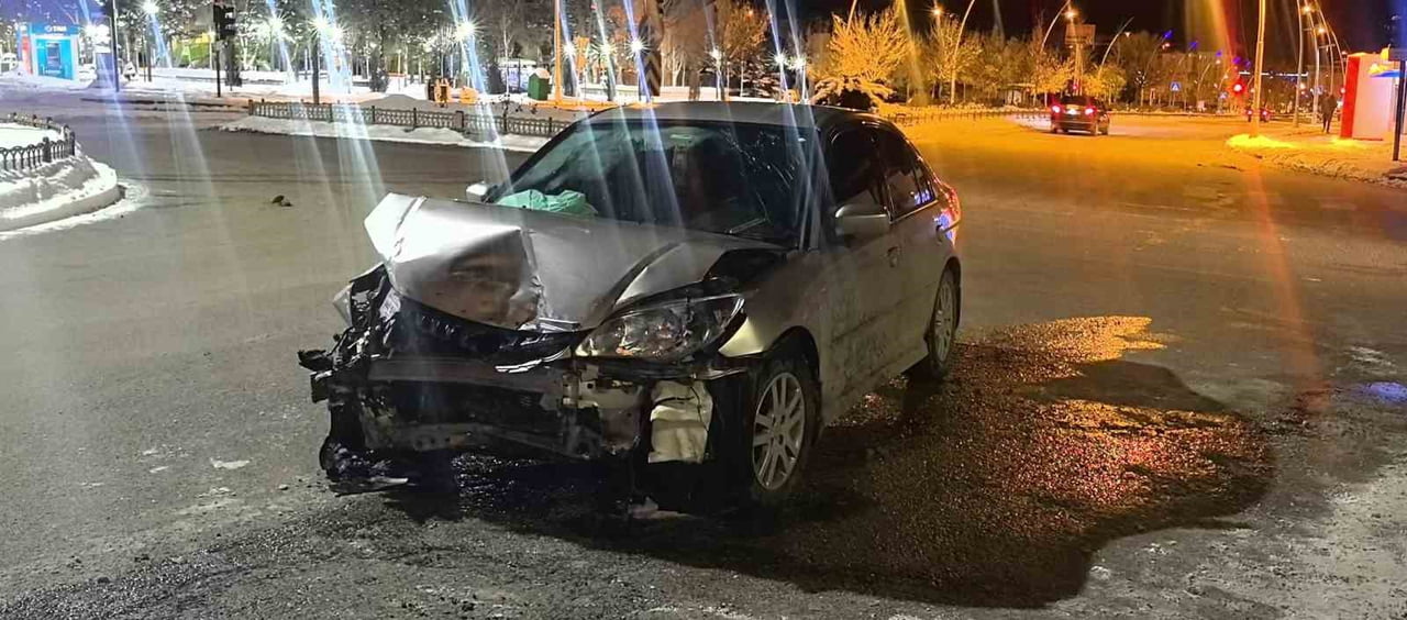 ERZURUM’DA KERVANSARAY KAVŞAĞI’NDA MEYDANA GELEN TRAFİK KAZASINDA 4 KİŞİ HAFİF YARALANDI.