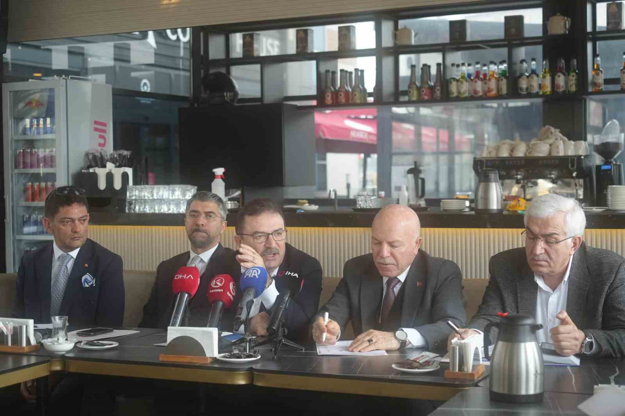 ERZURUM’DA  TARIM SEKTÖRÜNÜN TEMSİLCİLERİNİN DE KATILIMIYLA MİNİ BİR ZİRVE YAPILDI. AK PARTİ...