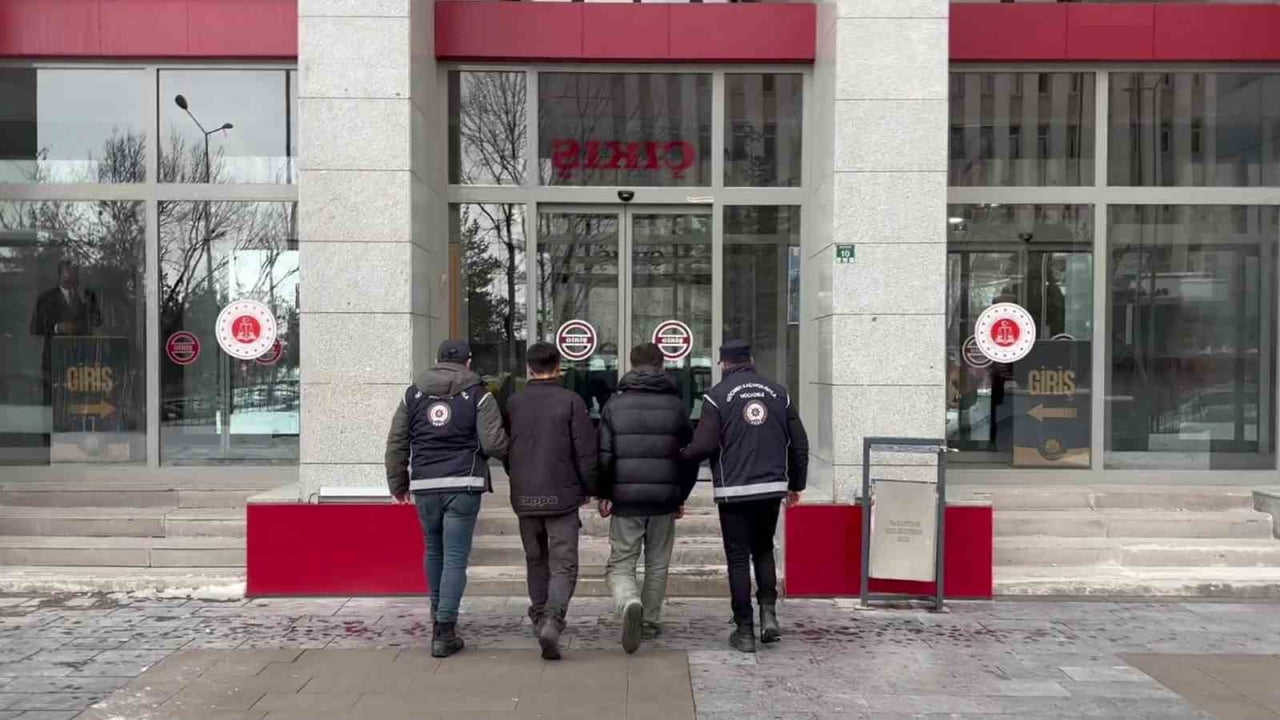 ERZURUM EMNİYET MÜDÜRLÜĞÜNCE GERÇEKLEŞTİRİLEN OPERASYONDA 48 DÜZENSİZ GÖÇMEN VE 4 ORGANİZATÖR...