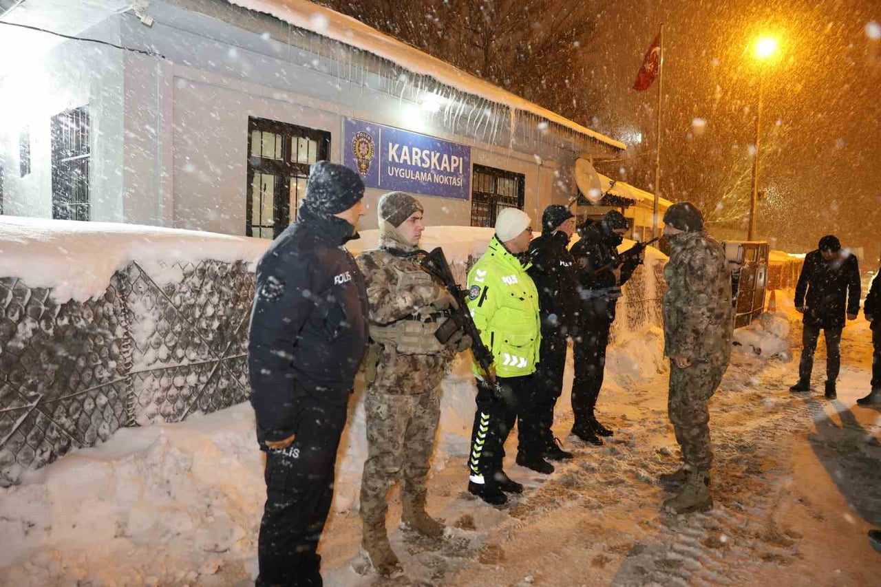 ERZURUM EMNİYET MÜDÜRÜ ONUR KARABURUN, KAR VE SOĞUK ŞARTLARINDA GÖREV YAPAN PERSONELİ...