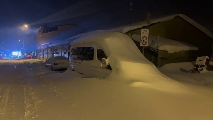 ERZURUM KARAYAZI, ZORLU BİR KIŞ AKŞAMI YAŞIYOR. SABAH SAATLERİNDE BAŞLAYAN ŞİDDETLİ RÜZGÂR VE...