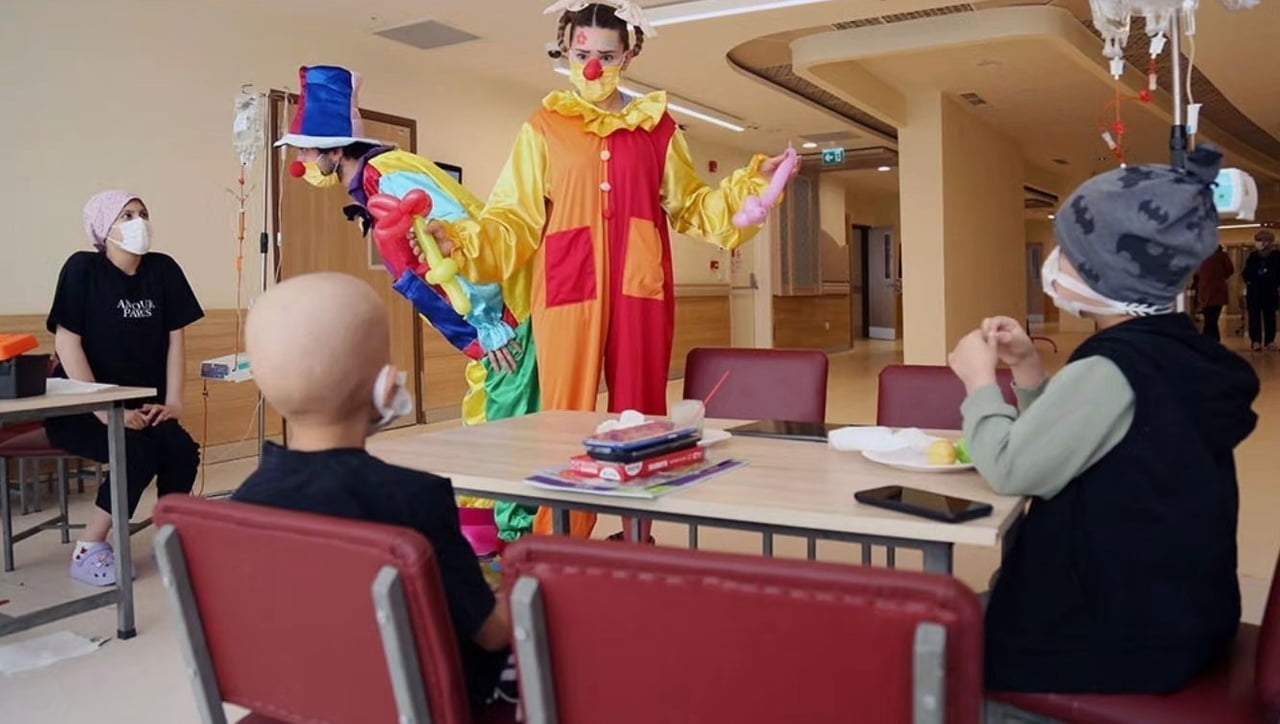 ERZURUM ŞEHİR HASTANESİ’NDE TEDAVİ GÖREN ÇOCUKLAR SANATLA BULUŞTU, 'HAYALLERİMİ BOYUYORUM'...