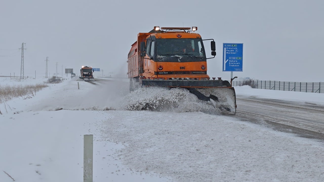 ERZURUM’UN AŞKALE İLÇESİNDE DÜN AKŞAM SSAATLERİNDE BAŞLAYAN YOĞUN KAR YAĞIŞI, ÖĞLE SAATLERİNE...