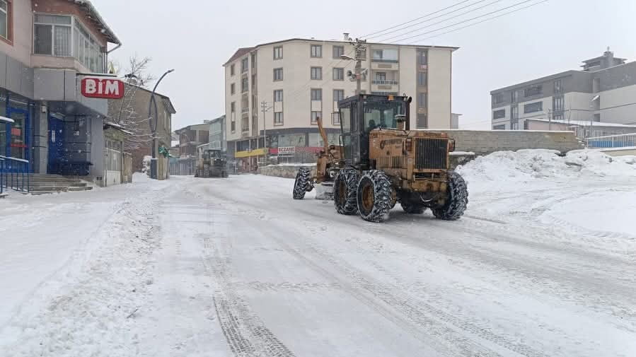 ERZURUM’UN AŞKALE İLÇESİNDE İKİ GÜN BOYUNCA ETKİLİ OLAN YOĞUN KAR YAĞIŞININ AZALMASIYLA BİRLİKTE...