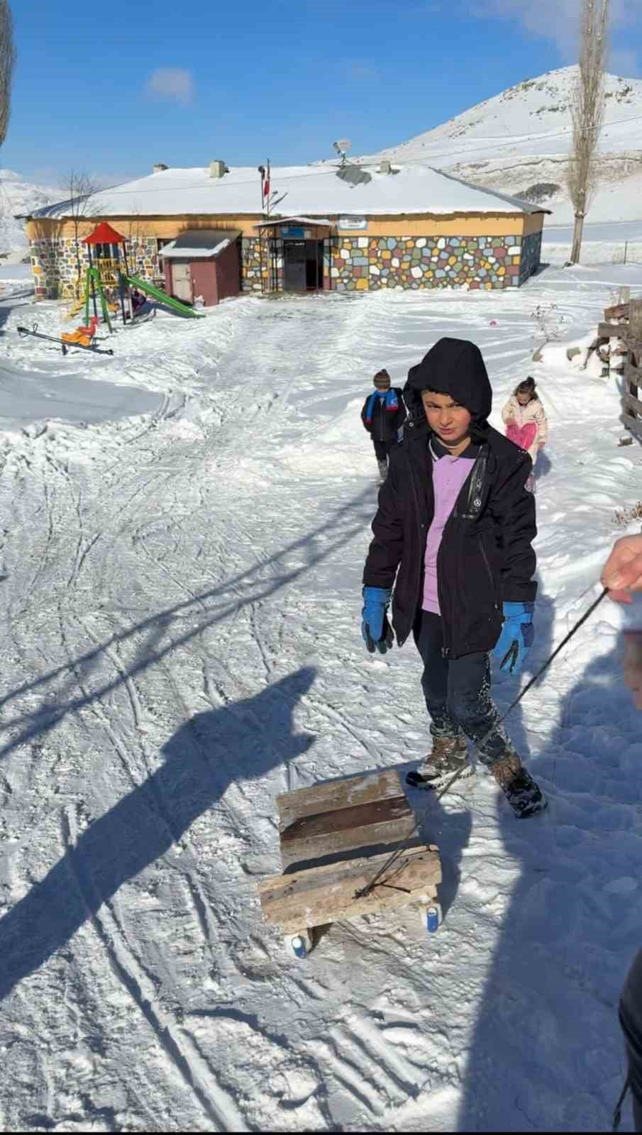ERZURUM’UN NARMAN İLÇESİNE BAĞLI GÜVENLİK KÖYÜ’NDE GÖREV YAPAN İKİ KADIN ÖĞRETMEN, KARNE ÖNCESİ...