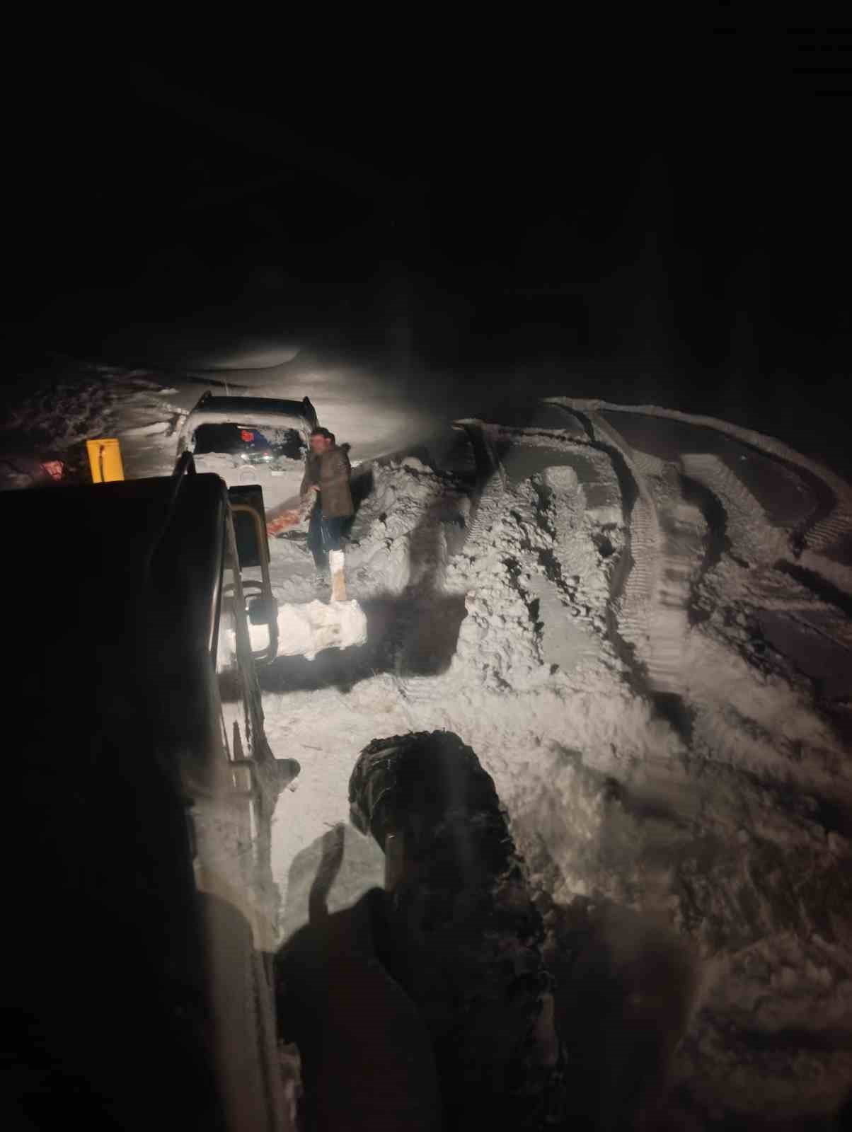 ERZURUM’UN TEKMAN İLÇESİNDE YOLDA KALAN ARAÇLAR BELEDİYE EKİPLERİNCE KURTARILDI.