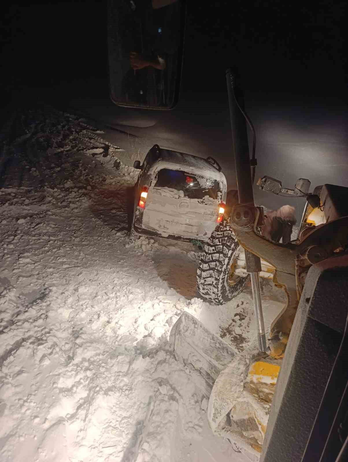 ERZURUM’UN TEKMAN İLÇESİNDE YOLDA KALAN ARAÇLAR BELEDİYE EKİPLERİNCE KURTARILDI.