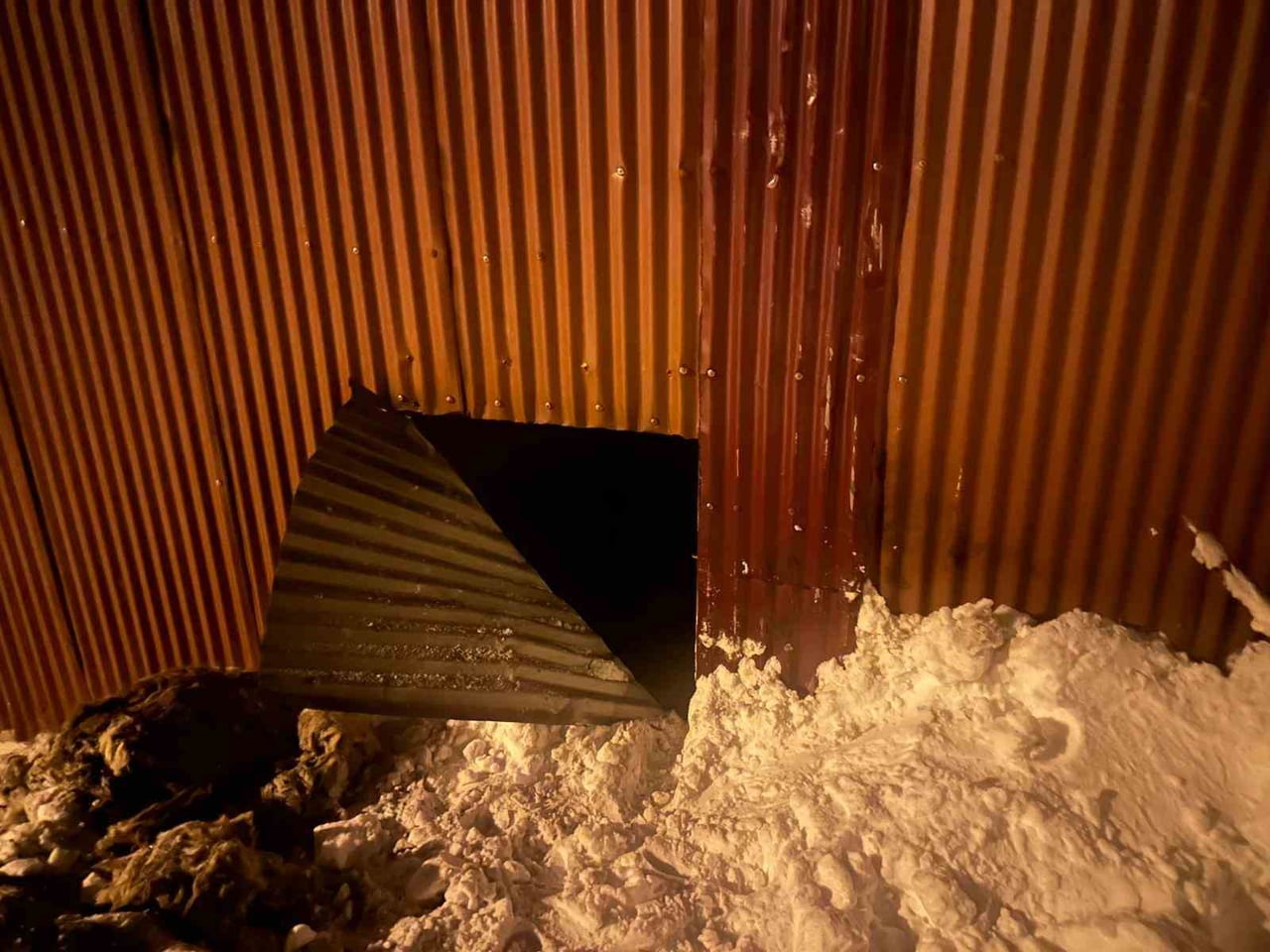 ERZURUM’UN TEKMAN İLÇESİNE BAĞLI TOPTEPE MAHALLESİNDE GECE YARISI ÇIKAN YANGIN İTFAİYE EKİPLERİNİN...