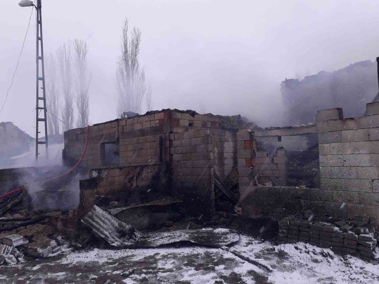 ERZURUM’UN UZUNDERE İLÇESİNE BAĞLI YAYLA MAHALLESİ’NDE SABAH SAATLERİNDE ÇIKAN YANGIN PANİĞE NEDEN...