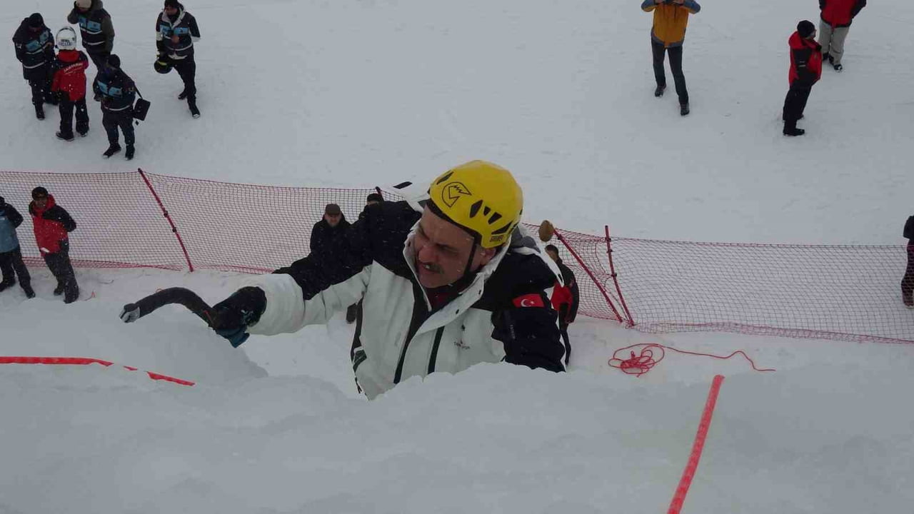ERZURUM VALİSİ MUSTAFA ÇİFTÇİ, PALANDÖKEN KAYAK MERKEZİ’NDE YAPILAN YAPAY BUZ DUVARINA...