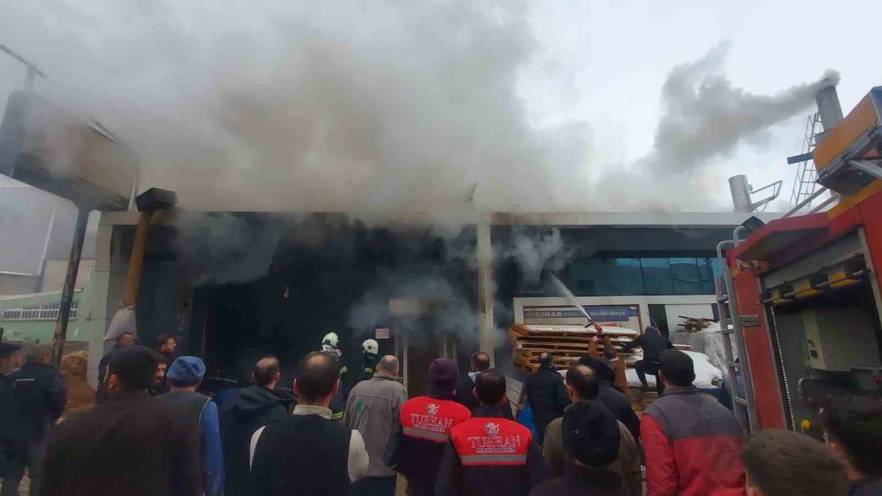 ERZURUM YAKUTİYE İLÇESİ SANAYİ SİTESİNDE BULUNAN MOBİLYA ÜRETİML FABRİKASINDA ÇIKAN YANGIN PANİĞE...