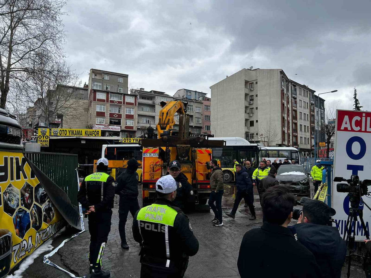 ESENLER'DE İÇİNDE YOLCULARIN BULUNDUĞU İETT OTOBÜSÜ İDDİAYA GÖRE GAZ PEDALI TAKILI KALINCA...