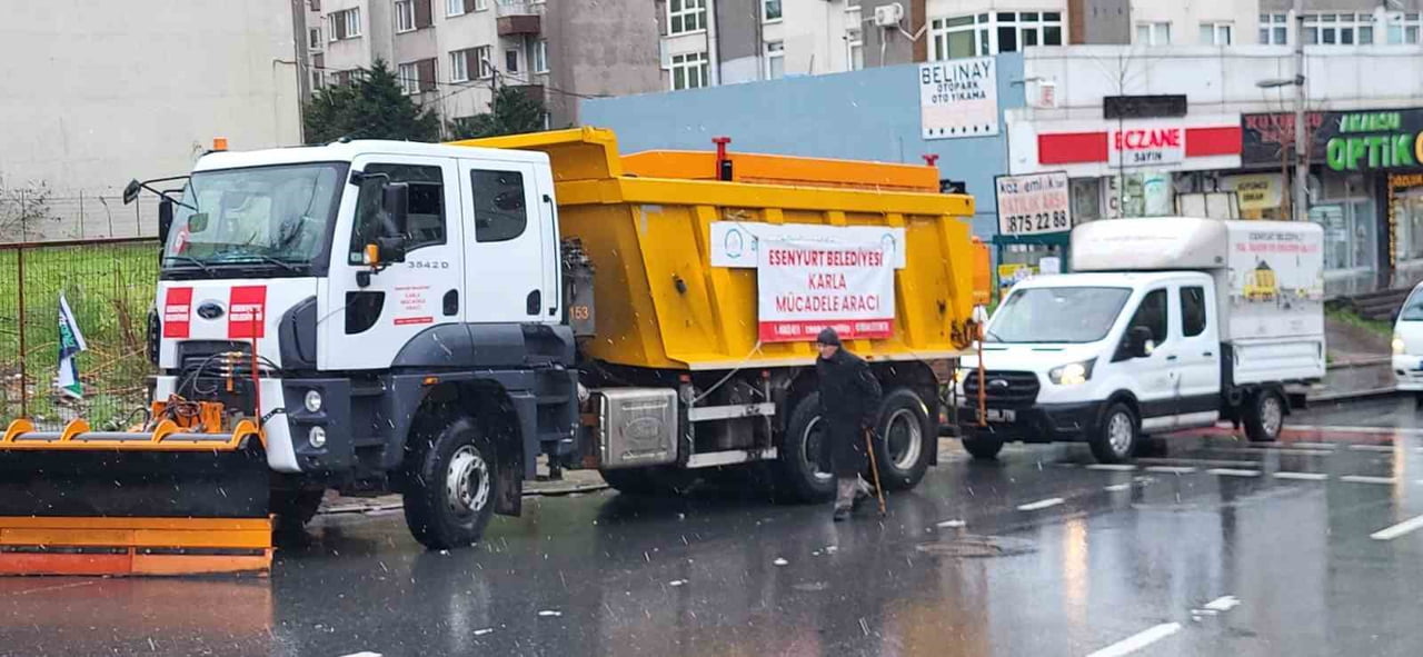 ESENYURT BELEDİYESİ EKİPLERİ, İLÇEDE ETKİLİ OLAN OLUMSUZ HAVA ŞARTLARINA KARŞI 24 SAAT ESASINA...