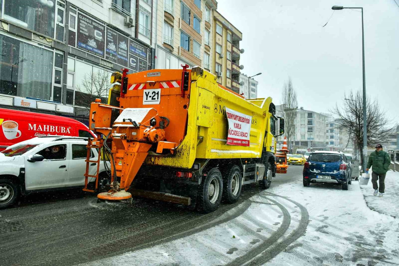 ESENYURT BELEDİYESİ, ETKİLİ OLAN KAR YAĞIŞINA KARŞI İLÇE GENELİNDE KAPSAMLI BİR KARLA MÜCADELE...