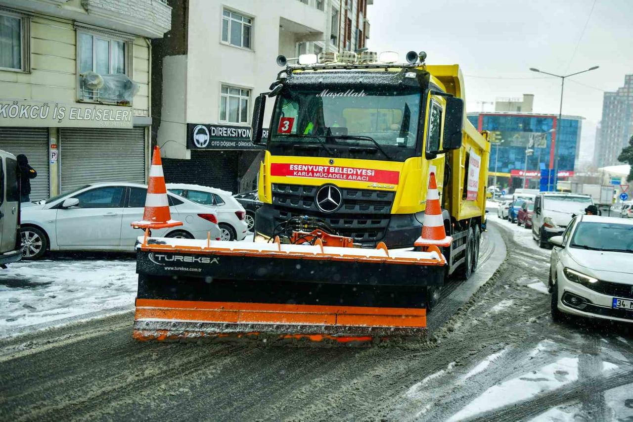 ESENYURT BELEDİYESİ, ETKİLİ OLAN KAR YAĞIŞINA KARŞI İLÇE GENELİNDE KAPSAMLI BİR KARLA MÜCADELE...