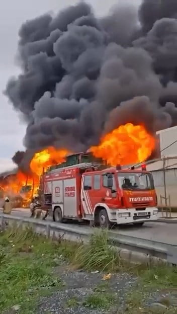 ESENYURT’TA BİR ZİNCİR MARKET DEPOSUNDA YANGIN ÇIKTI