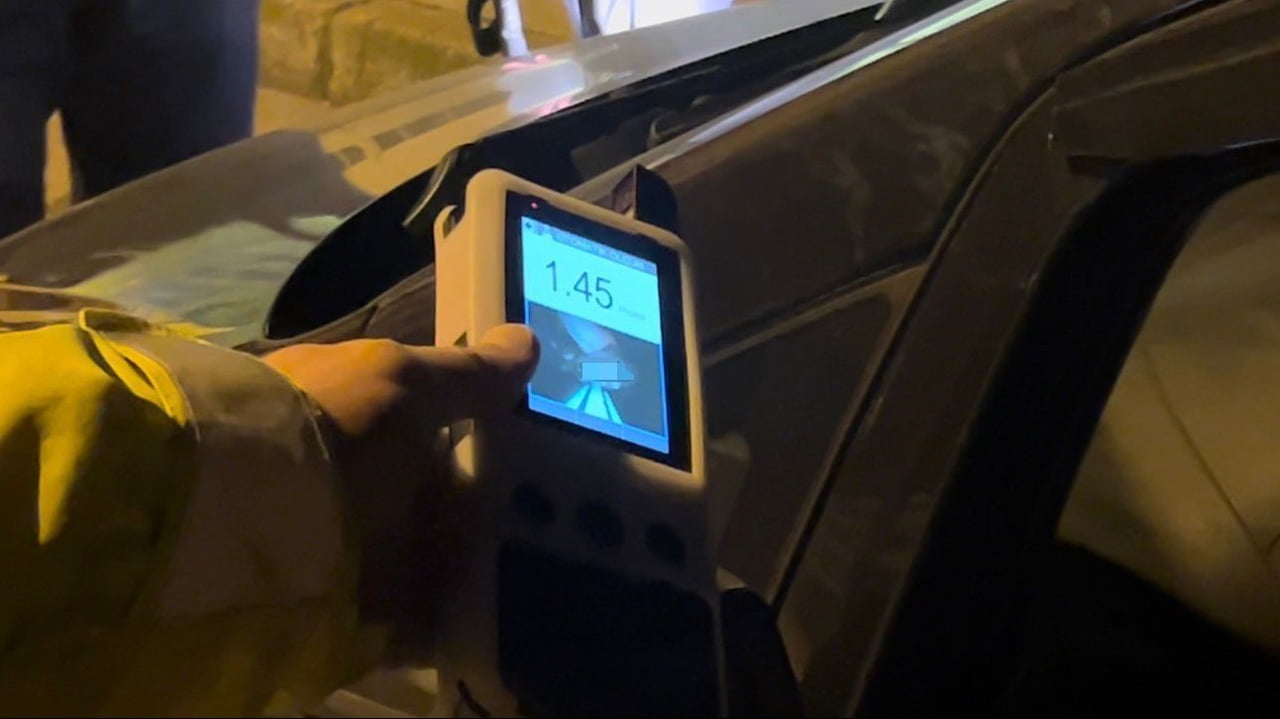 EŞİM GELMEDEN ARAÇTAN İNMEM" DEDİ, 1.45 PROMİL ALKOLLÜ ÇIKTI