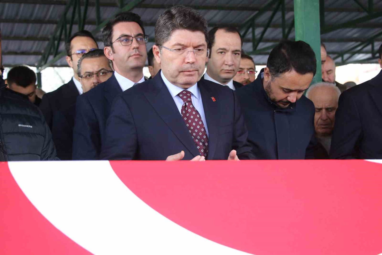 ESKİ AK PARTİ UŞAK MİLLETVEKİLİ MEHMET ALTAY, ULUBEY İLÇESİNDE DÜZENLENEN CENAZE TÖRENİNİN...