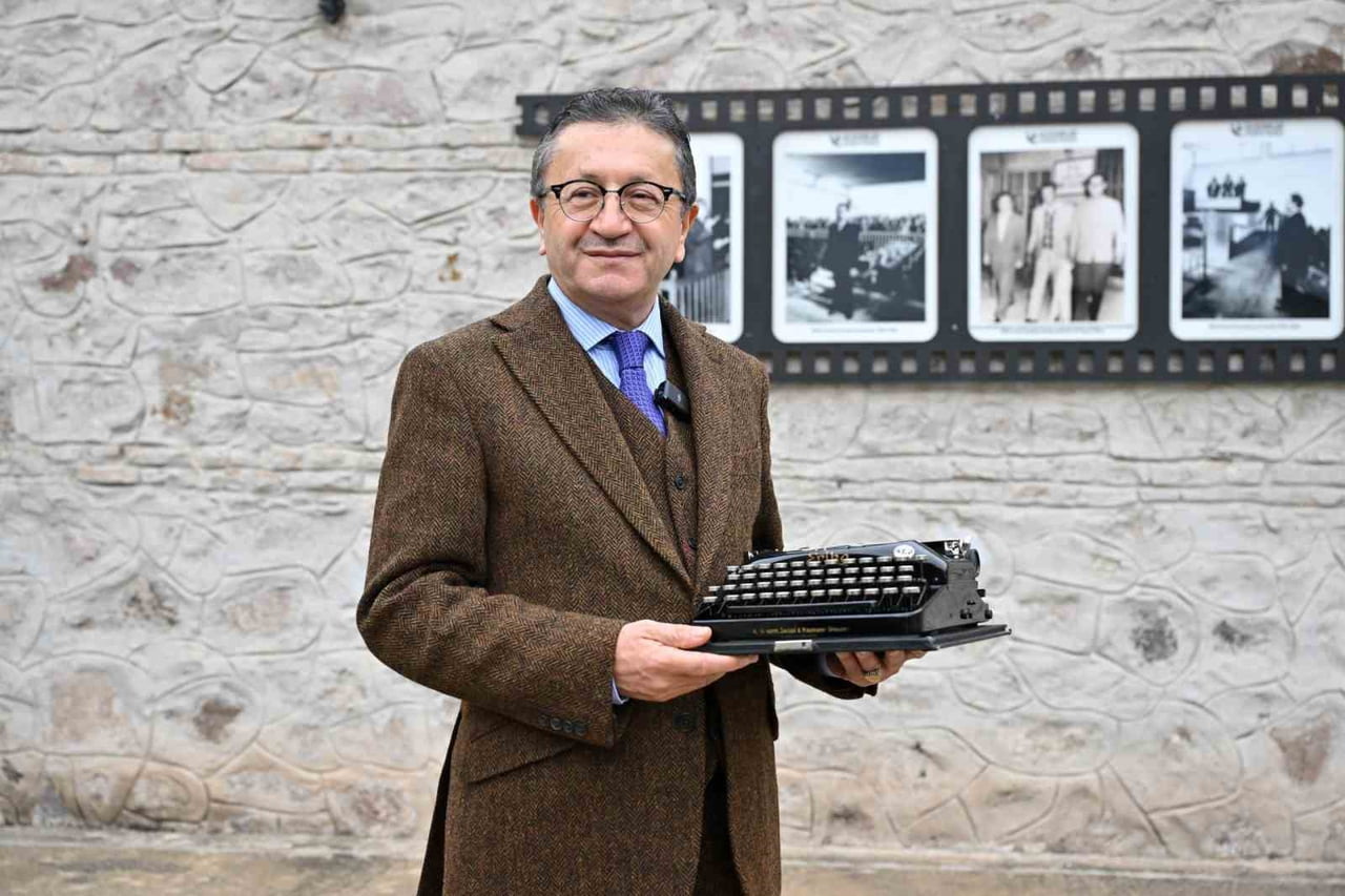 ESKİ BAŞBAKAN BÜLENT ECEVİT'İN 70 YILLIK DAKTİLOSU, ULUCANLAR CEZAEVİ MÜZESİ'NDE GEÇİCİ SÜREYLE...