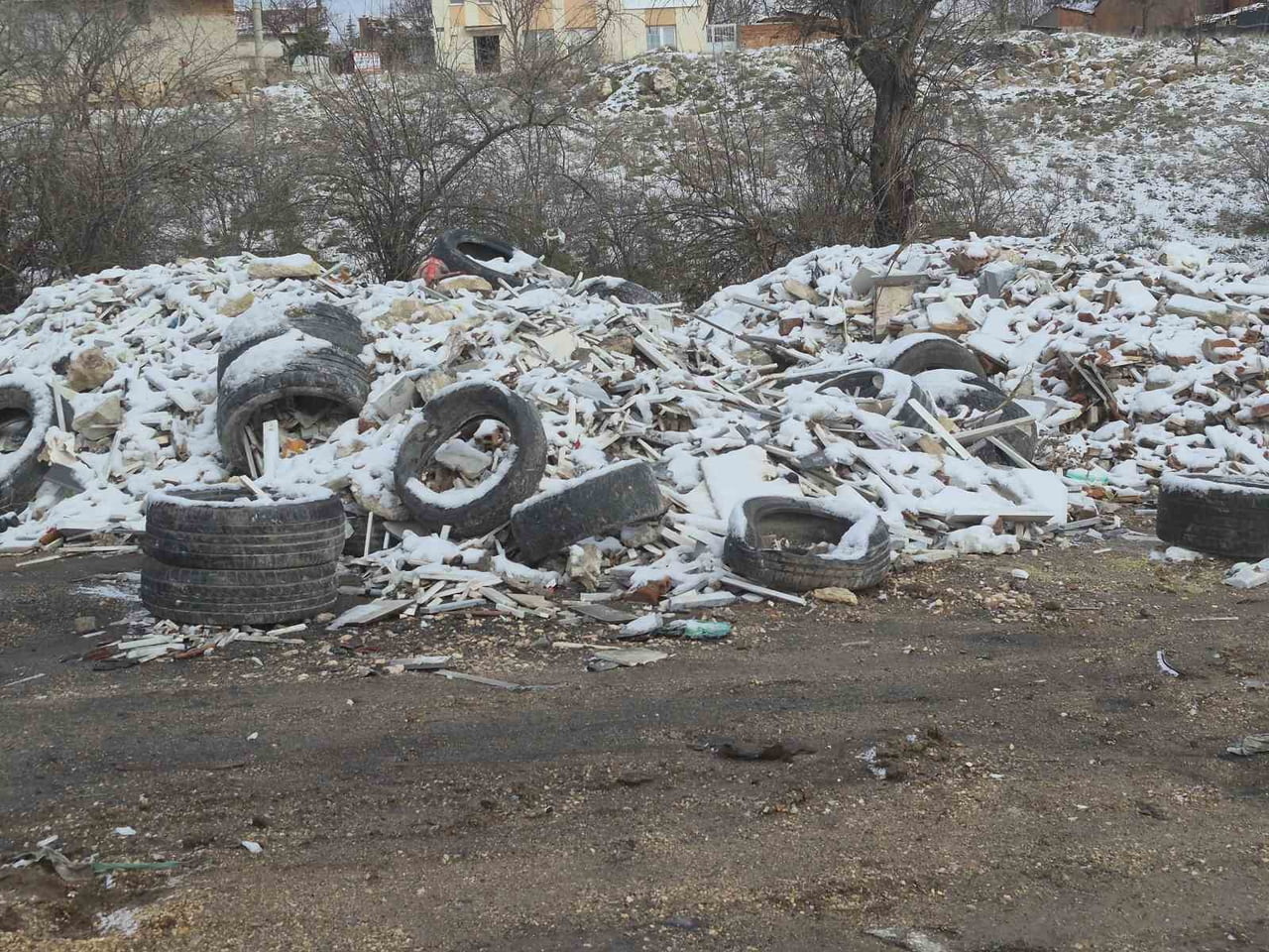 ESKİŞEHİR'DE 2 MAHALLE ARASINDAKİ BOŞ BİR ARAZİDE TEPELER OLUŞTURAN ATIKLARIN TEMİZLENMEMESİ ÇEVRE...