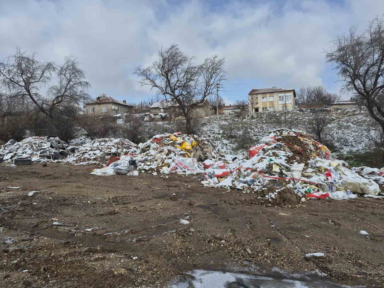ESKİŞEHİR'DE 2 MAHALLE ARASINDAKİ BOŞ BİR ARAZİDE TEPELER OLUŞTURAN ATIKLARIN TEMİZLENMEMESİ ÇEVRE...