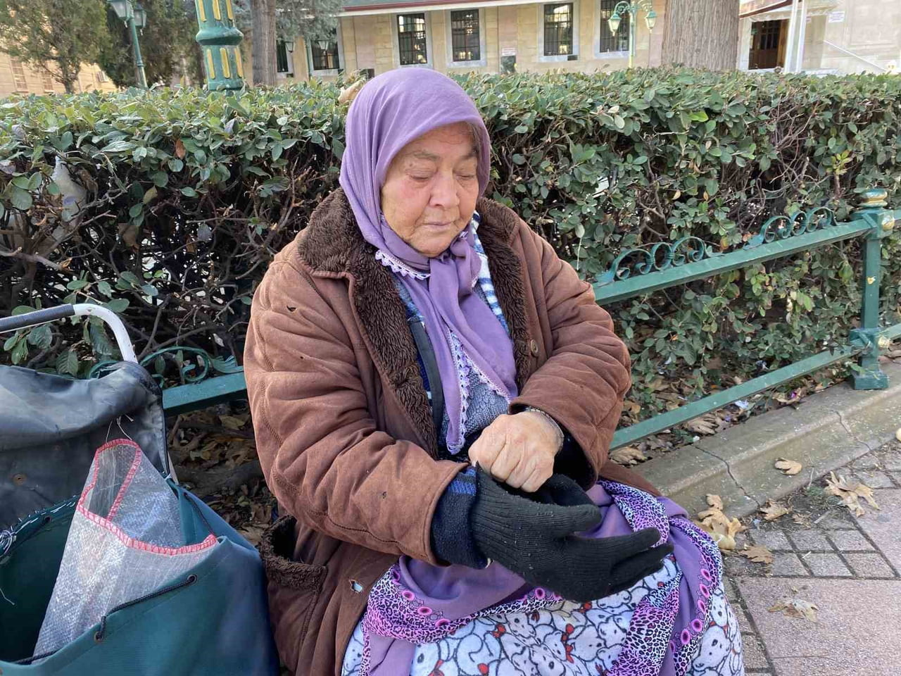 ESKİŞEHİR'DE 74 YAŞINDAKİ BİR VATANDAŞ 5 FARKLI HASTALIĞI VARKEN SOKAKTA 9 SAAT KUŞ YEMİ SATARAK...