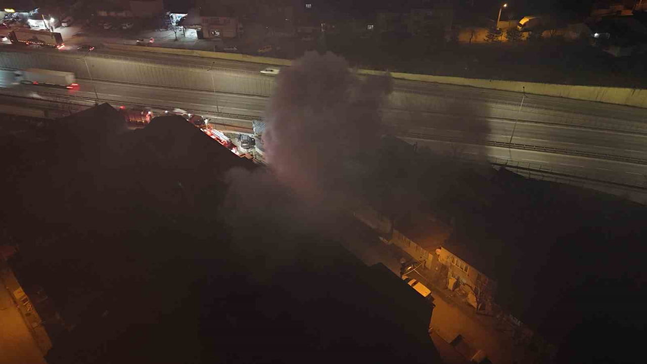 ESKİŞEHİR'DE AHŞAP MALZEMELERİN BULUNDUĞU DEPODA ÇIKAN YANGIN İTFAİYE TARAFINDAN...