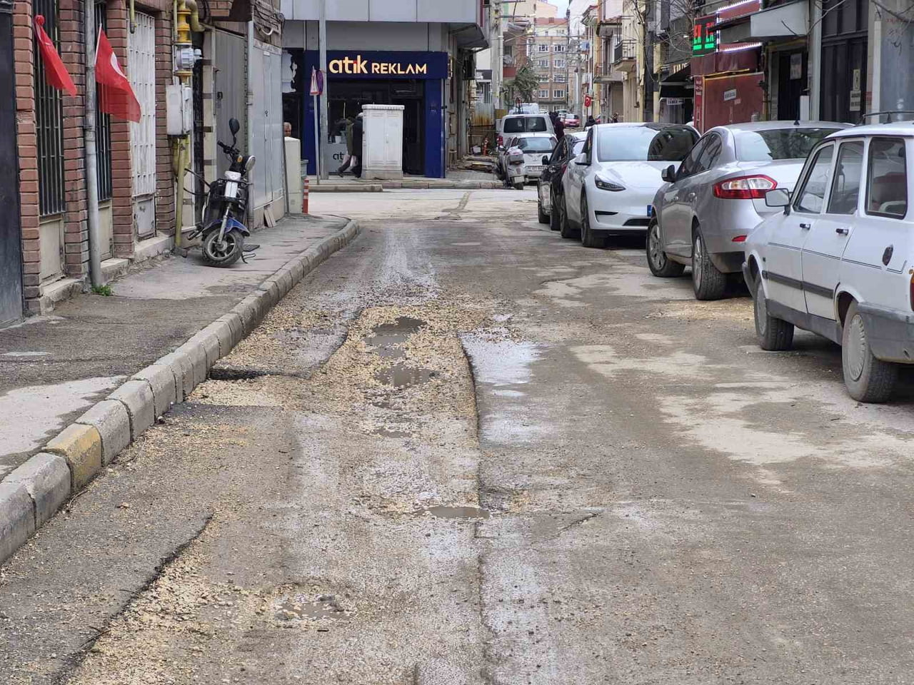 ESKİŞEHİR'DE ALTYAPI ÇALIŞMALARI SIRASINDA BOZULAN VE YAKLAŞIK 2 AYDIR DÜZELTİLMEDİĞİ BELİRTİLEN...