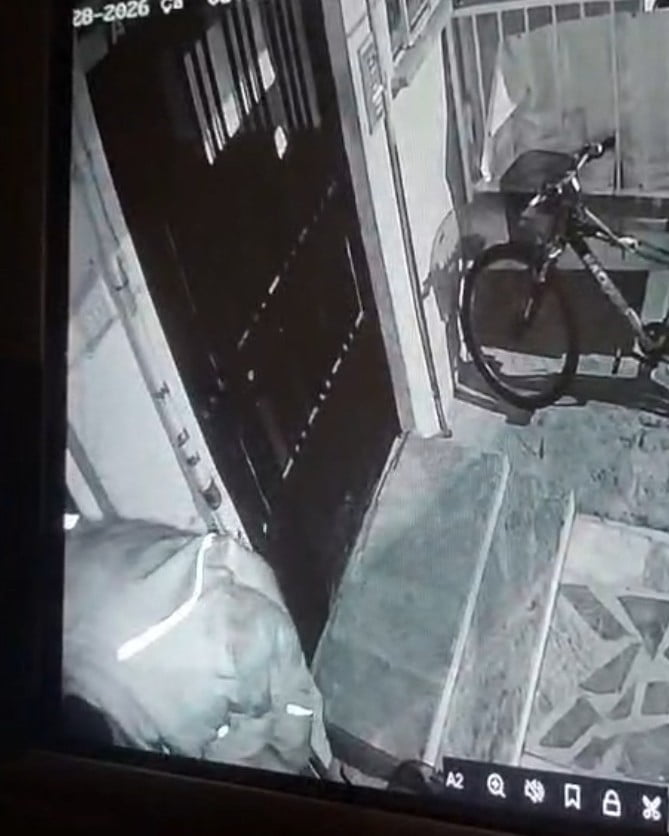 ESKİŞEHİR'DE BİR APARTMANIN BALKONUNDA BULUNAN MOTOSİKLET EKİPMANLARINI ÇALAN AMATÖR HIRSIZ, YÜZÜ...