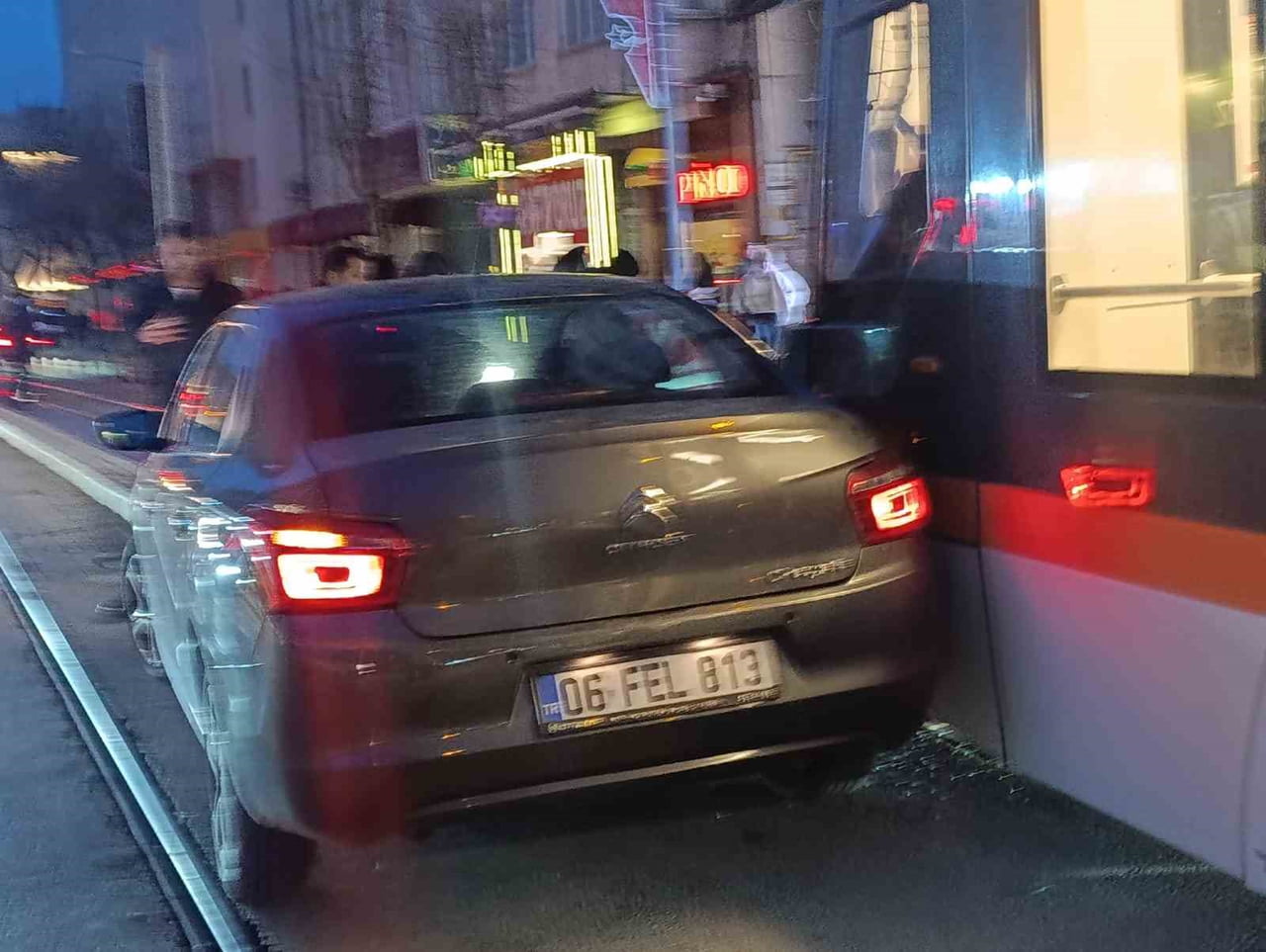 ESKİŞEHİR'DE BİR OTOMOBİLİN TRAMVAYA ÇARPMASI SONUCU GERÇEKLEŞEN TRAFİK KAZASINDA MADDİ HASAR...