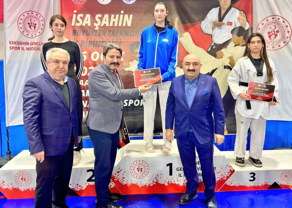 ESKİŞEHİR'DE DÜZENLENEN İSA ŞAHİN BÜYÜKLER TAEKWONDO İL ŞAMPİYONASI'NDA SPORCULAR KIYASIYA...