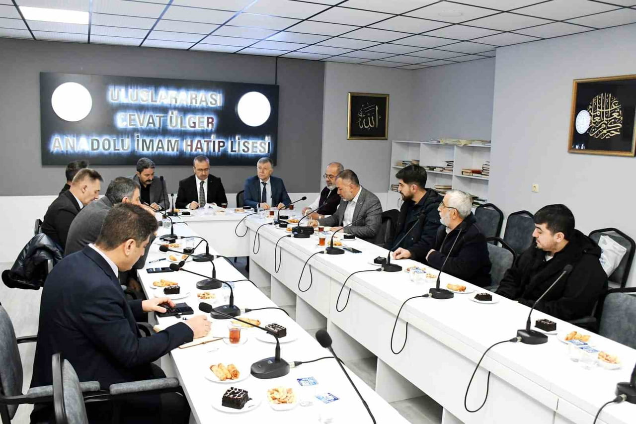 ESKİŞEHİR'DE DÜZENLENEN TOPLANTIDA, İMAM HATİP OKULLARININ MEVCUT DURUMU VE GELECEĞİNE İLİŞKİN...