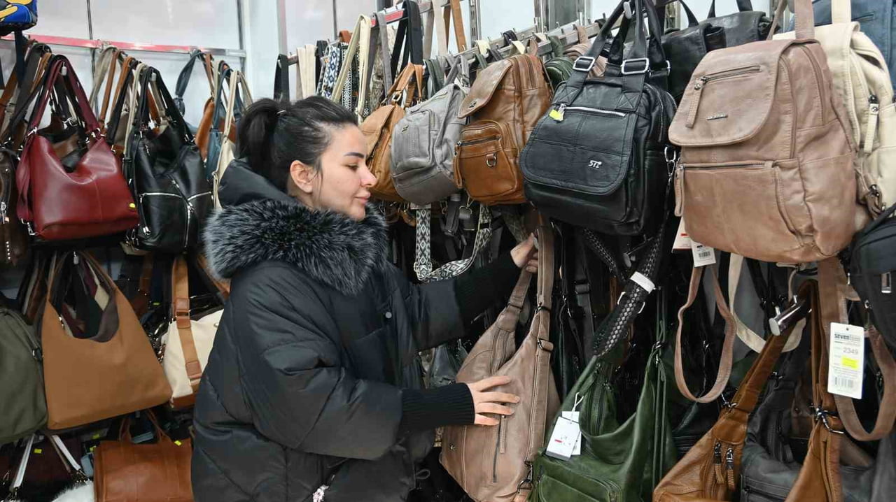 ESKİŞEHİR'DE ESNAF FATMA AYDIN, KIŞ AYLARINDA TÜKETİCİLERİN GÖSTERİŞTEN ZİYADE RAHATLIK VE...