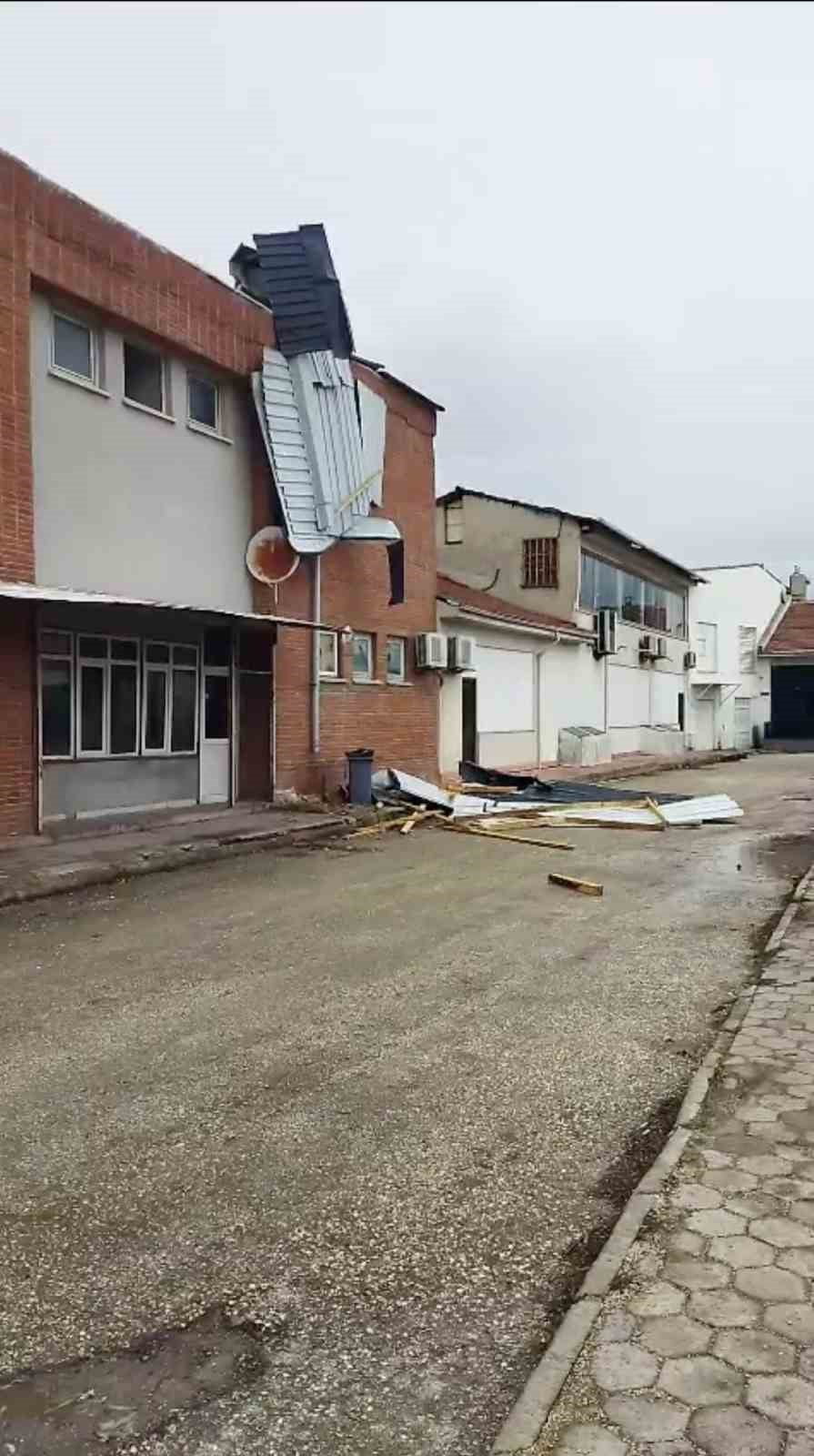 ESKİŞEHİR'DE ETKİLİ OLAN FIRTINA SEBEBİYLE ÇANKAYA MAHALLESİ'NDE ÇATILAR UÇUP VE AĞAÇLAR...